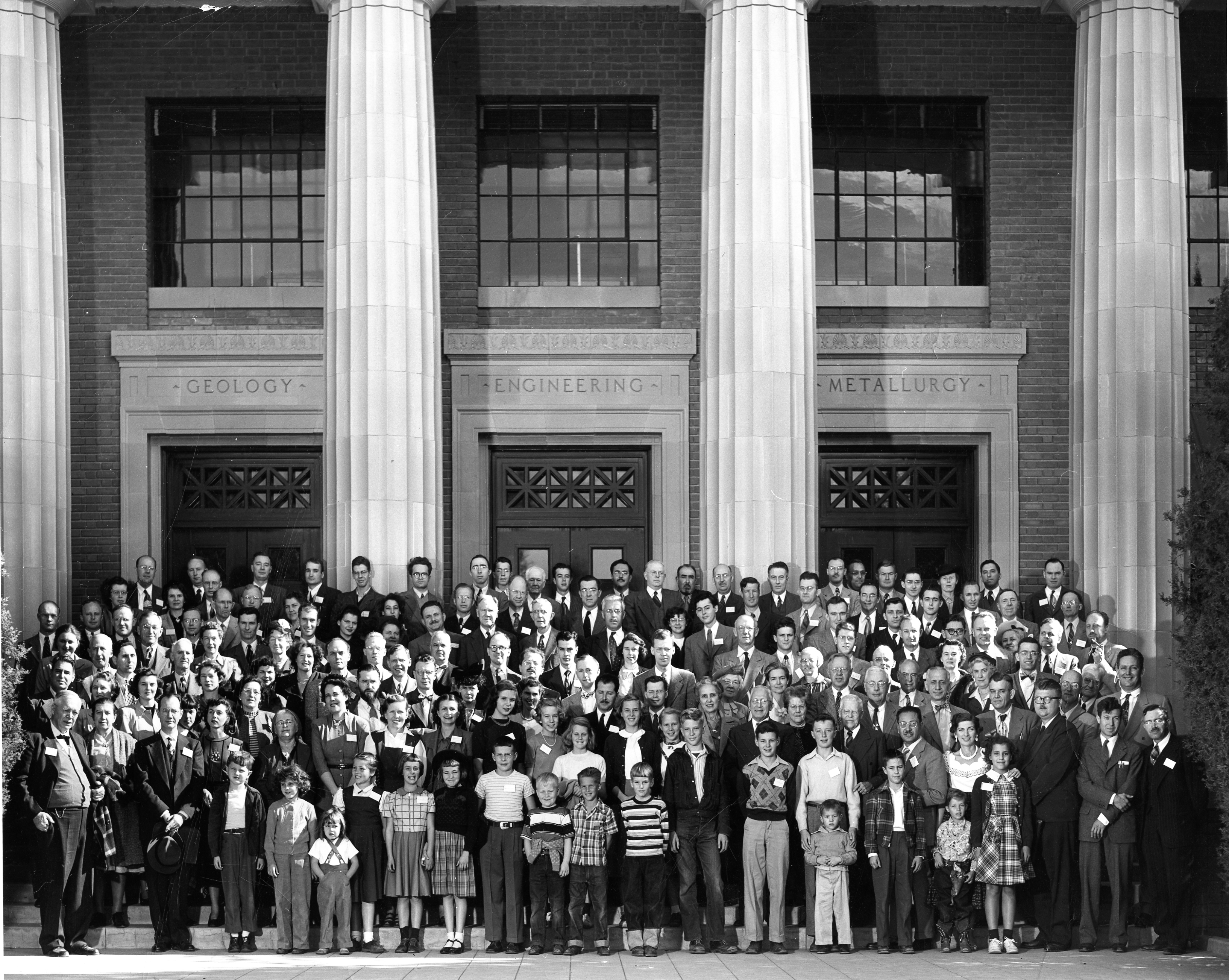 AAS members and their families pose for a group picture at the 82nd meeting held in Tucson, Arizona.  Photograph by Ray Manley, Western Ways, Tucson, AZ, courtesy AIP Emilio Segrè Visual Archives